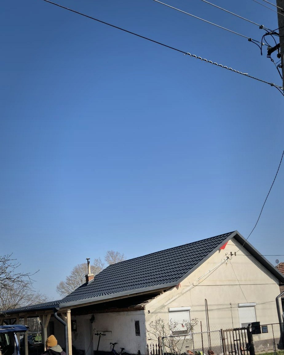 Echipa ELK Construct la montaj de țiglă metalică